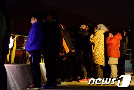 세월호 침몰사고 29일째인 14일 오전 전남 진도군 팽목항에서 실종자 가족들이 어두운 바다를 향해 꿈에라도 보고 싶은 피붙이의 이름을 애타게 부르고 있다. /사진=뉴스1