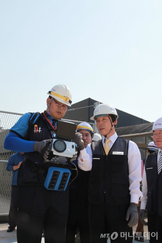 이상권 한국전기안전공사 사장(오른쪽)이 지난 14일 경기도 이천의 한 전자회사를 찾아 정밀안전점검을 하고 있다./사진= 한국전기안전공사