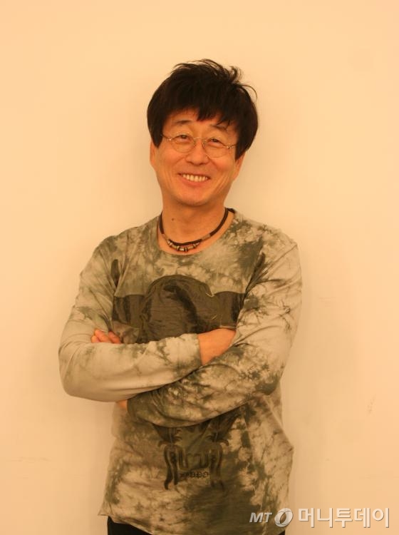 SBS 파워 FM  '아름다운 이 아침 김창완입니다'를 진행하는 김창완은 3년 전부터 기타를 스튜디오에 가져와 틈틈이 곡을 만든다. /사진제공=이파리엔터테이니움