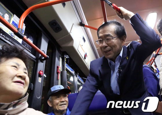 박원순 새정치민주연합 서울시장 후보가 16일 새벽 서울 강북구 구세군강북종합사회복지관입구에서 첫 버스에 올라 시민들과 이야기를 나누고 있다. (박원순 후보 캠프 제공) 2014.5.16/뉴스1 © News1