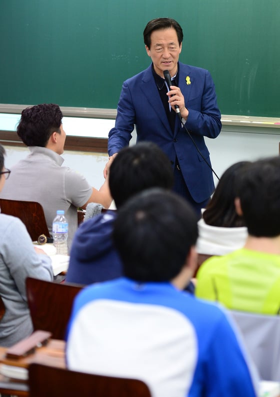 (서울=뉴스1) 박세연 기자 정몽준 새누리당 서울시장 후보가 16일 서울 영등포구 신길동의 김재규경찰학원을 찾아가 경찰공무원 시험 준비를 하는 취업준비생들을 격려하고 있다. 2014.5.16/뉴스1