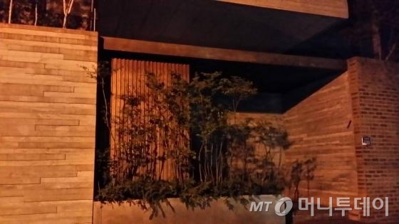 이건희 삼성그룹 회장이 급성 심근경색 증세를 일으켜 병원에서 응급 심장시술을 받은 가운데 11일 오후 강남구 일원동 삼성서울병원으로 경기소방 헬기가 착륙하고 있다.