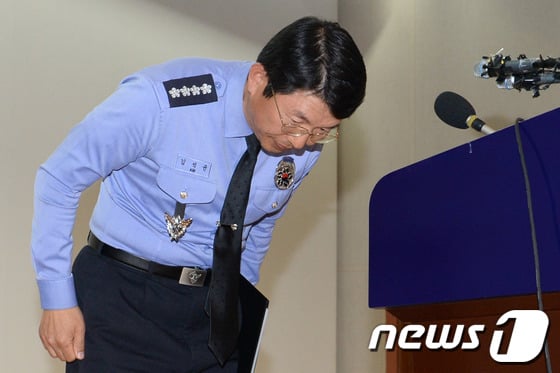 김석균 해양경찰청장이 19일 오후 전남 진도군청에서 '해양경찰청 해체' 관련 긴급기자회견을 열고 참석자들에게 인사하고 있다. 이날 박근혜 대통령은 청와대 춘추관에서 대국민담화를 통해 `세월호 침몰`과 관련해 국민들에게 사과하며 해양경찰을 해체한다고 밝혔다. /사진=뉴스1