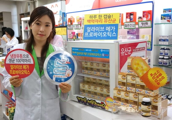 그린스토어 상담영양사가 새롭게 출시한 얼라이브 메가 프로바이오틱스를 선보이고 있다./사진제공=그린스토어