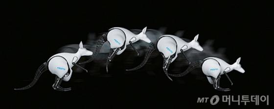 훼스토의 '바이오닉 학습 네트워크'가 지난 4월 하노버 산업박람회에서 선보인 '바이오닉캥거루'가 뛰어오르는 모습. /사진=훼스토 홈페이지