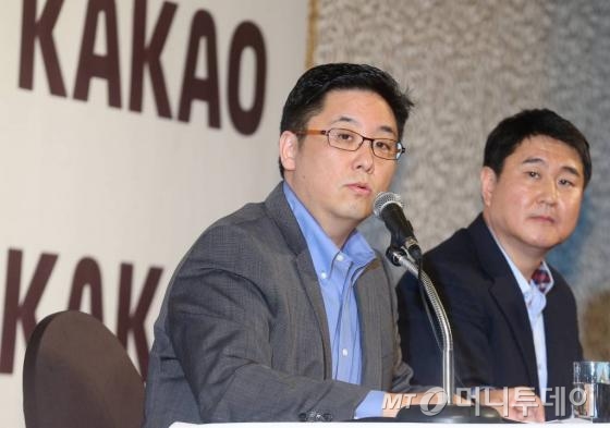 최세훈 다음커뮤니케이션 대표, 이석우 카카오 대표가 26일 오후 서울 중구 플라자호텔에서 열린 다음-카카오 합병 관련 기자회견에서 질문에 답하고 있다/사진=이동훈 기자