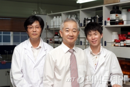 나노캠텍은 백운필 대표(가운데)가 2000년초 대학원생 3명과 함께 실험실에서 창업한 회사다.