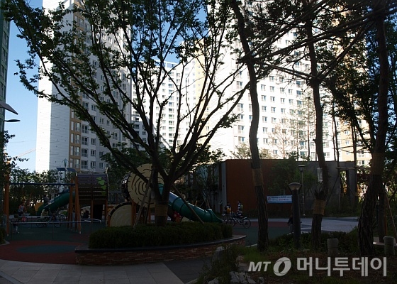 서울 서초구 양재대로2길(옛 우면동) '서초4단지' 중앙광장 내 놀이터에서 아이들이 뛰어놀고 있다. / 사진=송학주 기자