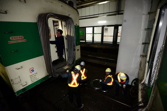 지난 2일 서울 지하철 2호선 상왕십리역에서 성수역 방면으로 향하던 전동차 2대가 추돌하는 사고가 발생, 현장에서 관계자들이 사고 수습을 하고 있다. / 사진=뉴스1