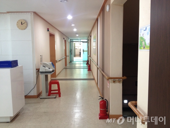 서울 강서구 내 C노인요양원 복도 전경. 소화기가 침실 2곳 사이마다 비치돼 있다. / 사진 = 이재윤 기자