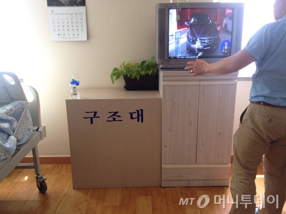 서울 강서구 C노인요양원 내 지상 3층 이상 침실에 마련돼 있는 미끄럼틀 형태로 탈출이 가능한 대피슈트가 마련돼 있다. / 사진 = 이재윤 기자