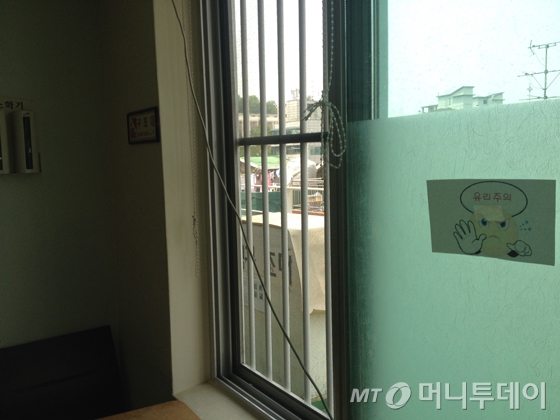 서울 강서구 C노인요양원 내 창문. 추락사 등을 막기 위해 철체 창살로 막아져 있다. / 사진 = 이재윤 기자