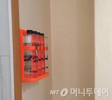 서울 강서구 C노인요양원 각 침실마다 설치된 물통형태의 투척용 소화전. / 사진 = 이재윤 기자