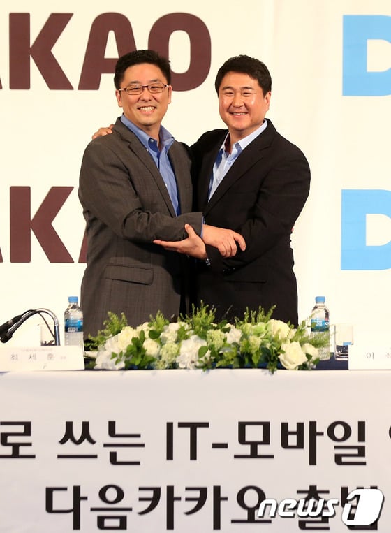 다음커뮤니케이션이 모바일 메신저 카카오톡을 운영하는 '카카오'를 흡수합병한다고 발표한 26일 오후 서울 중구 플라자호텔 그랜드볼룸에서 열린 '다음카카오' 출범 기자회견에서 다음 최세훈 대표(왼쪽)와 카카오 이석우 대표가 포즈를 취하고 있다. 2014.5.26/뉴스1 ⓒ News1 한재호 기자