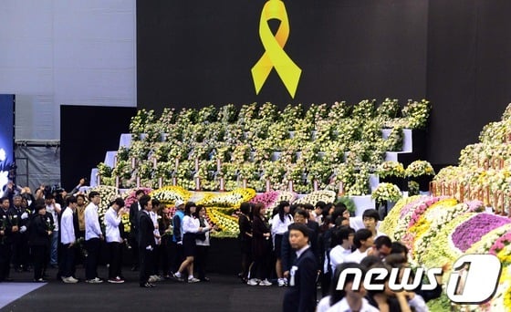 세월호 침몰 현장에서 구조된 후 입원치료를 마친 단원고 학생들과 학부모들이 30일 오후 경기 안산시 단원구 화랑유원지에 마련된 세월호 사고 희생자 정부 합동분향소에서 조문하고 있다. © News1 사진공동취재단