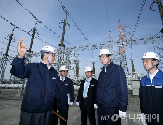조환익 한전 사장이 지난달 7일 345kV 서인천복합 스위치야드를 방문, 발전소와 송전선로간 연계설비를 점검하고 있다./사진= 한국전력