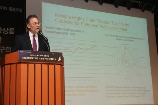 톰슨 로이터의 노벨상 수상자 예측 데이터 담당 전문가 데이비드 펜들베리가 발표자료를 설명하고 있다/사진=KISTEP