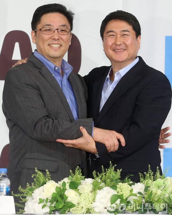 최세훈 다음커뮤니케이션 대표, 이석우 카카오 대표는 지난 26일 서울 중구 플라자호텔에서 열린 다음-카카오 합병 관련 기자회견에서 "양사의 합병은 연애 결혼이지만 직원들에게는 중매결혼"이라고 설명했다.