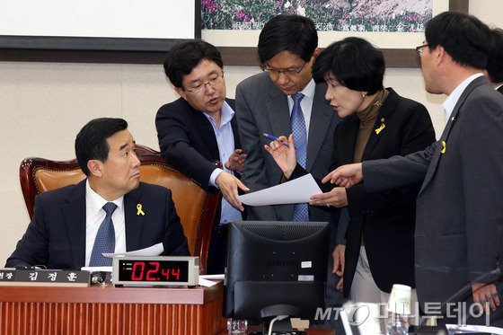 (서울=뉴스1) 이광호 기자 김정훈 국회 정무위원장과 여야 간사인 김용태 새누리당 의원, 김영주 새정치민주연합 의원 등이 5월 1일 오후 서울 여의도 국회에서 열린 정무위원회 전체회의에서 대화하고 있다. 2014.5.1/뉴스1