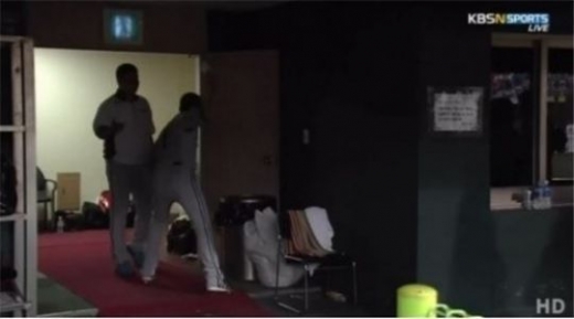 우규민은 1일 서울 목동구장에서 열린 LG 트윈스와 넥센 히어로즈의 경기에서 오지환의 실책이 내야안타로 기록되자 덕아웃에서 글러브를 던지며 불만을 표출했다. / 사진=KBS N Sports 캡처