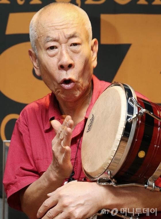 드럼, 봉고, 콩가 등 리듬 악기 연주로 57년 음악 인생을 꾸려온 타악기의 거장 류복성. /사진=이동훈 기자 photoguy@