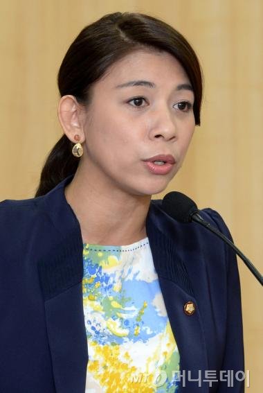 (서울=뉴스1) 박세연 기자=이자스민 새누리당 의원이 3일 오전 서울 여의도 국회의원회관에서 열린 이주아동권리보장기본법 제정 공청회를 진행하고 있다. 2014.4.3/뉴스1