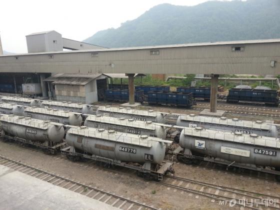 각기 다른 로고가 붙은 채 쌍용양회 공장 내 선로에 서있는 시멘트 저장용기들. /사진=최우영 기자