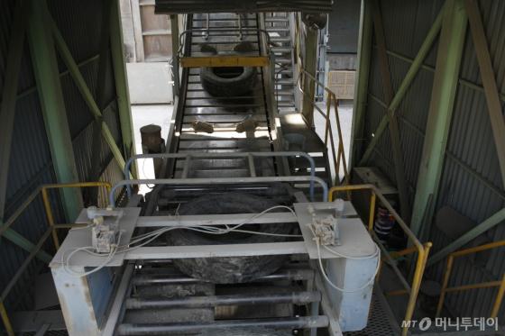 컨베이어벨트를 타고 킬른 가열 연료로 들어가는 폐타이어. /사진=한국시멘트협회