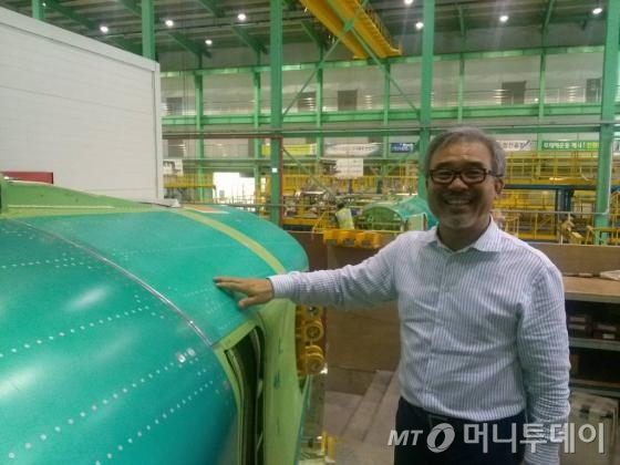 김희원 대표가 경남 사천 생산공장에서 비행기 부품 및 후방동체 생산과정에 대해 설명하고 있다.