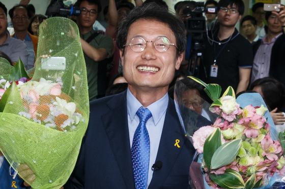 (서울=뉴스1) 유승관 기자= 조희연 서울시교육감 후보가 5일 새벽 서울 신문로 선거사무소에서 당선이 확실시 되자 꽃다발을 들고 환호하고 있다.