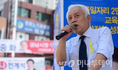 (서울=뉴스1) 박세연 기자 김한길 새정치민주연합 공동대표가 29일 오후 서울 성동구 금남시장 입구에서 정원오 성동구청장 후보의 지지를 호소하고 있다. 2014.5.29/뉴스1