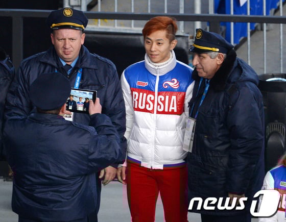 러시아 '쇼트의 황제' 안현수가 지난 2월23일(한국시간) 소치 동계올림픽 폐막식이 열리는 피시트 올림픽 스타디움을 찾아 경찰들과 기념촬영을 하고 있다. © News1 (소치(러시아)=뉴스1) 이동원 기자