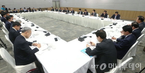 (서울=뉴스1)  5일 오전 서울 여의도 전경련 컨퍼런스센터에서 현오석 부총리 겸 기획재정부 장관이 참석한 가운데 30대 그룹 사장단 조찬간담회가 진행되고 있다. 2014.6.4 머니투데이/뉴스1