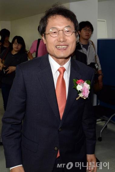 (서울=뉴스1) 정회성 기자= 조희연 서울시교육감 당선인이 5일 오후 서울 종로구 와룡동 서울시선거관리위원회 대회의실에서 열린 제6회 전국동시지방선거 당선증 교부식에 참석한 뒤 자리를 떠나고 있다. 2014.6.5/뉴스1