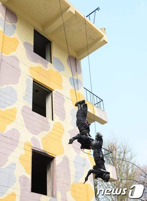 서울 남태령 경찰특공대 대원들의 테러상황 모의훈련 모습. © News1 양동욱 기자