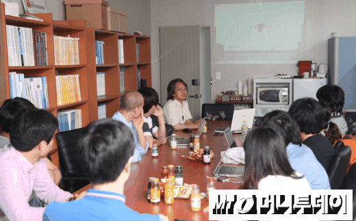 11일 서울 강남구 역삼동 한국과학기술회관에서 열린 '대한민국 모바일앱 포럼(KMAF) 정기 세미나'에서 최재홍 강릉원주대 교수가 '아마존의 성공방정식'을 주제로 강연을 갖고 회원들과 의견을 나누고 있다./사진=이기범 기자