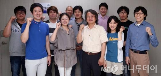11일 오후 서울 강남구 역삼동 한국과학기술회관에서 열린 '대한민국 모바일 앱포럼' 세미나에서 최재홍 강릉원주대 교수(앞줄 가운데)와 참석자들이 기념촬영을 하고 있다./사진=이기범 기자