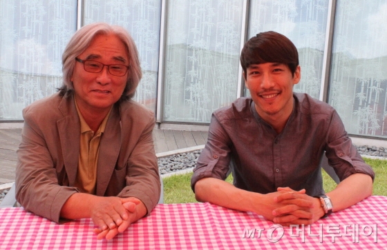 연극 '길 떠나는 가족' 연출가 이윤택(왼쪽)과 이중섭 역을 맡은 배우 지현준 /사진제공=명동예술극장