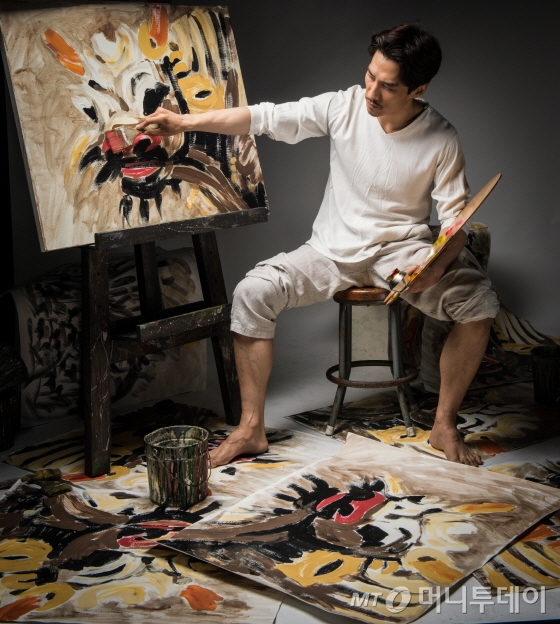 배우 지현준은 연극 '길 떠나는 가족'에서 이중섭의 대표작인 '황소'를 무대에서 직접 그린다. /사진제공=명동예술극장