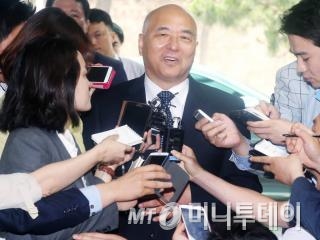 문창극 국무총리후보자가 11일 오전 서울 종로구 창성동 정부서울청사 별관으로 출근하고 있다.