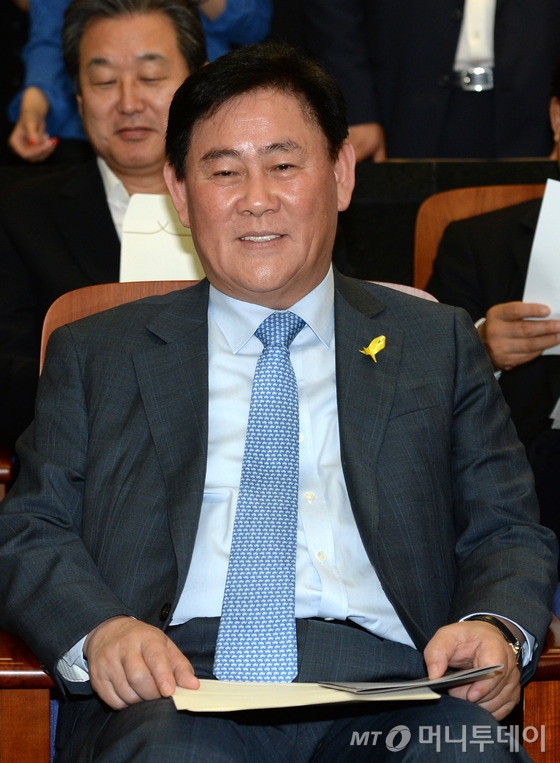 (서울=뉴스1) 박철중 기자 차기 경제부총리로 거론되고 있는 최경환 새누리당 전원내대표가 23일 오전 서울 여의도 국회에서 열린 의원총회에 참석해 자리에 앉아 있다. 2014.5.23/뉴스1