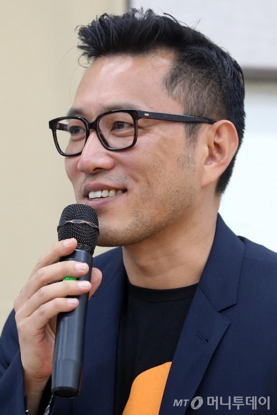 '2014 베니스 비엔날레 국제건축전'에서 '분단'을 주제로 남북한 100년 건축사를 조명해 최고 영예인 황금사자상을 수상한 조민석 커미셔너. 그가 12일 서울 종로구 동숭동 예술가의 집에서 열린 기자간담회에서 전시 작품을 설명하고 있다. /사진=이기범 기자