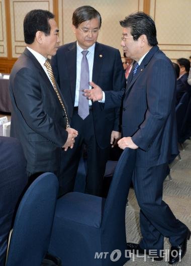 (서울=뉴스1) 박세연 기자 강석호 제4정조위원장(오른쪽부터)과 서승환 국토교통부 장관, 여형구 차관이 10일 오전 서울 여의도 국회 귀빈식당에서 열린 새누리당 제4정조위원회와 국토교통부 당정협의회 회의에 참석해 대화하고 있다. 2014.4.10/뉴스1