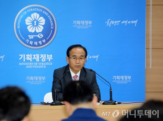 (서울=뉴스1)  김낙회 기획재정부 세제실장이 지난 21일 정부세종청사에서 "2013년세법개정 후속 시행령 개정" 관련 브리핑을 하고 있다. (기획재정부 제공) 2014.1.23/뉴스1