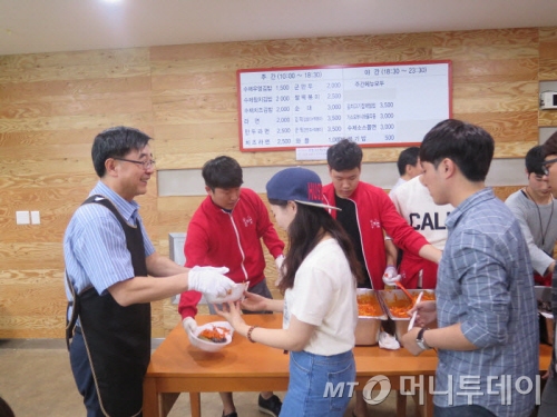 이기관 고용노동부 장관 후보자가 11일 오후 한국기술교육대학교에서 학생들에게 떡볶이 등 간식을 나눠주고 있다./사진= 한국기술고육대