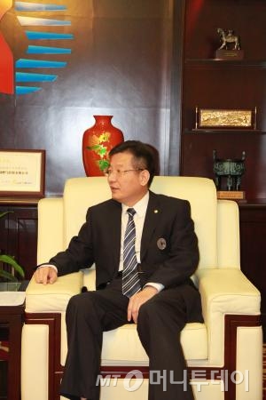 머니투데이와 인터뷰를 하고 있는 황룡 차이나가스홀딩스 집행총재. /사진제공=차이나가스홀딩스