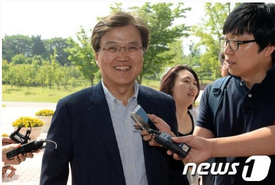 미래창조과학부 장관으로 내정된 최양희 서울대학교 공과대학 교수가 14일 오전 경기 과천시 과천동 국립과천과학관에 출근하며 기자들의 질문을 받고 있다. 2014.6.14/뉴스1