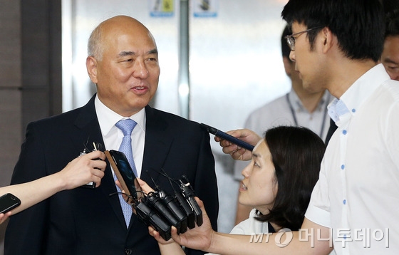 (서울=뉴스1) 오대일 기자 일제 강점 등과 관련한 과거 발언 논란 속에 청문회 준비에 주력하고 있는 문창극 국무총리 후보자가 13일 오후 서울 종로구 정부서울청사 창성동 별관에서 퇴근하며 취재진의 질문공세에 답하고 있다.<br><br>정부는 문 후보자에 대한 박근혜 대통령 명의의 임명동의안과 인사청문요청서를 오는 16일 국회에 제출할 예정이다. 2014.6.13/뉴스1