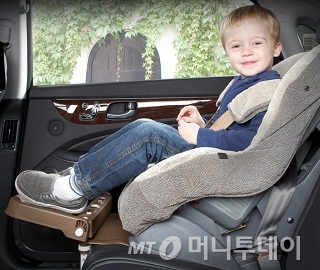 카시트 발판 ‘니가드키즈’가 설치된 모습/사진제공=인가든