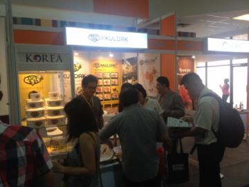 말레이시아 쿠알라룸푸르에서 열리는 Franchise International Malaysia 한국관에 참가해 큰 인기를 얻은 '꿀닭' 부스모습/사진제공=㈜대대에프씨